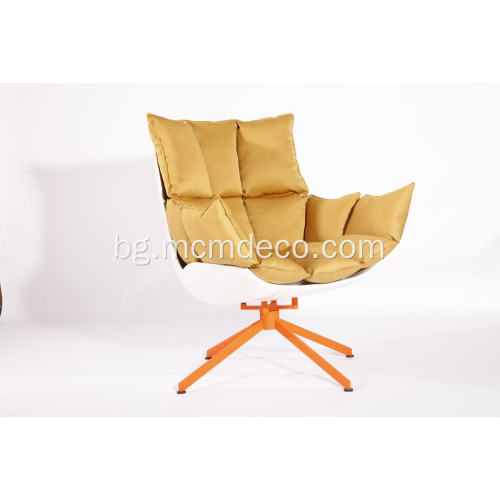 стол от бяла обвивка с оранжева възглавница за седалка